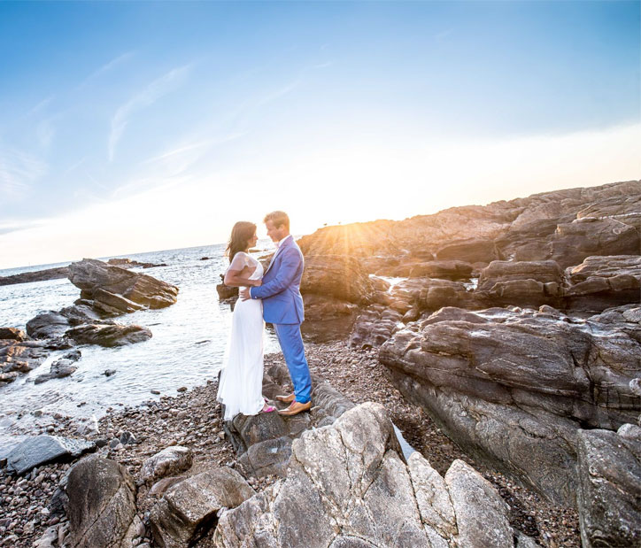 Photographe de mariage belle photo des mariés en bord de mer sur la plage des Sablettes à TOULON
