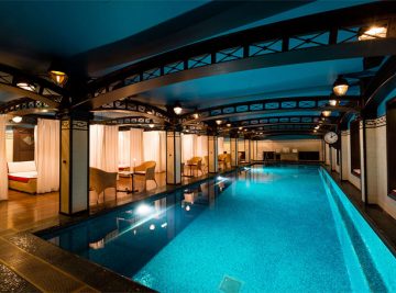 Superbe spa piscine intérieure bleu en Provence Rhone Alpes