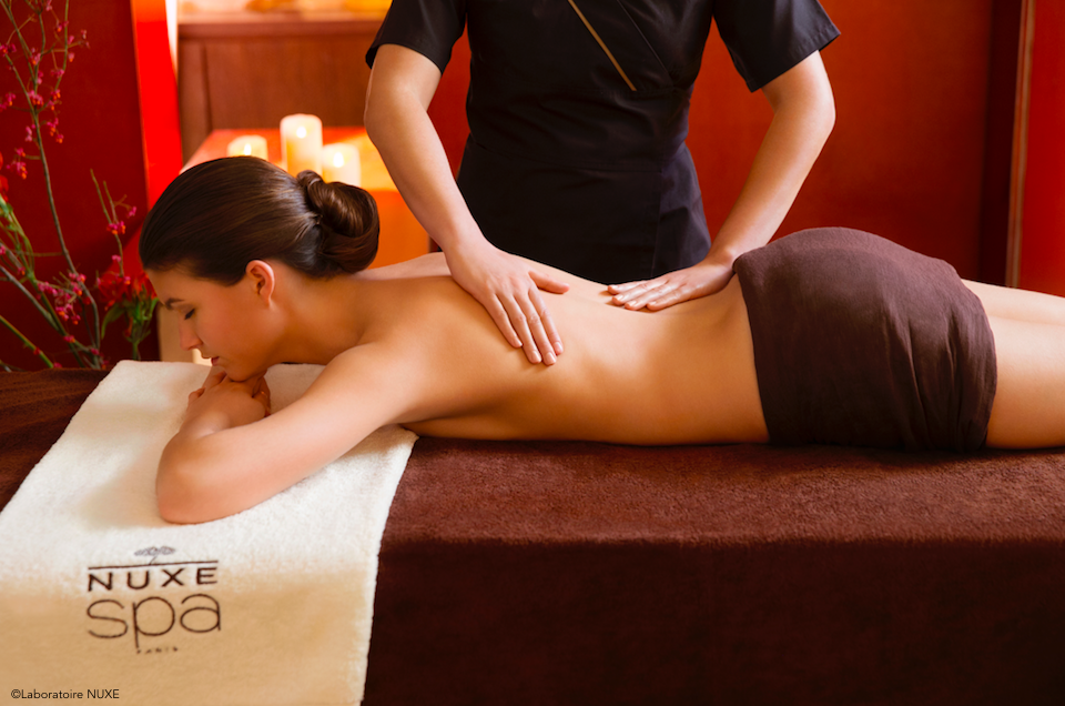 Scéance de massage californien dans le Spa Nuxe, un spa de luxe en Provence