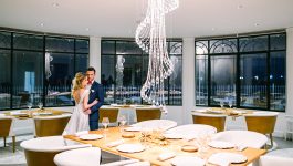 Mariage au grand hôtel des sablettes à Toulon, couple dans le restaurant gastronomique