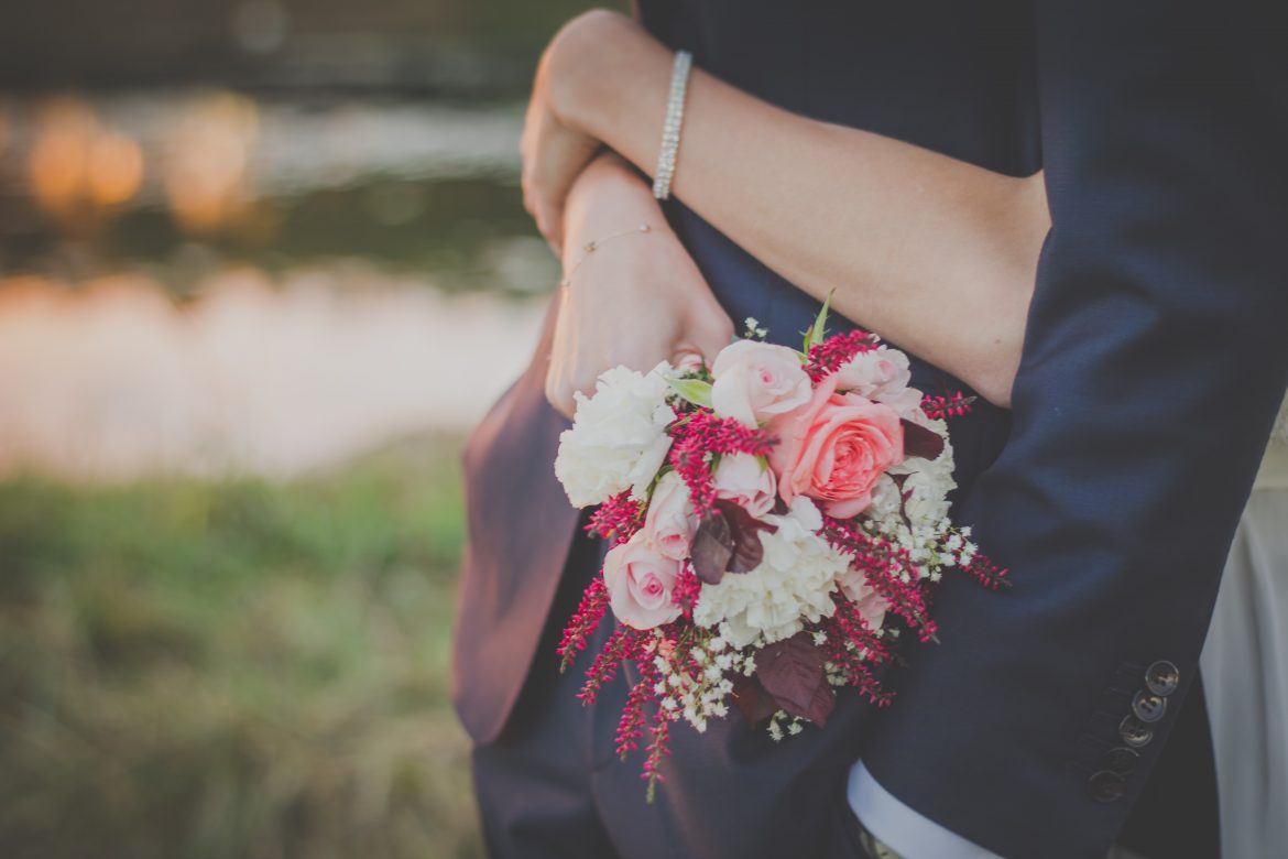 mariés enlacés avec bouquet de mariée, photo ambiance mariage