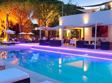 Piscine et bain de soleil dans hôtel haut de gamme