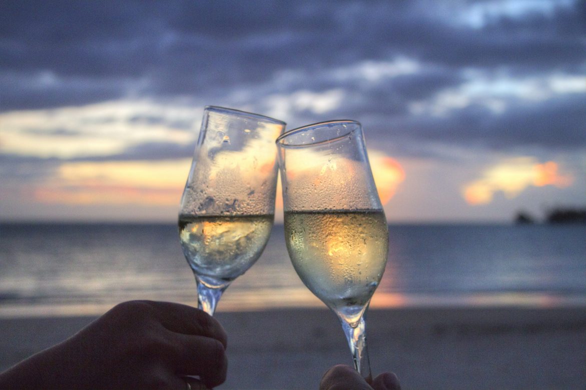 Mariage sur la plage avec coupes de champagne et couché de soleil - toulon var provence paca