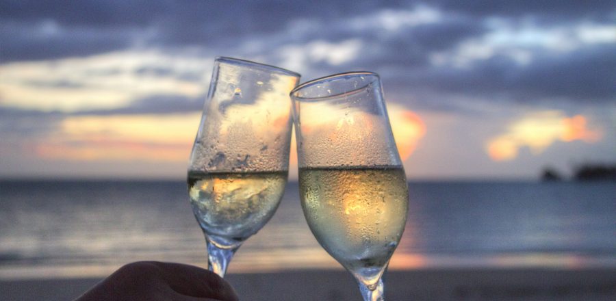 Mariage sur la plage avec coupes de champagne et couché de soleil - toulon var provence paca